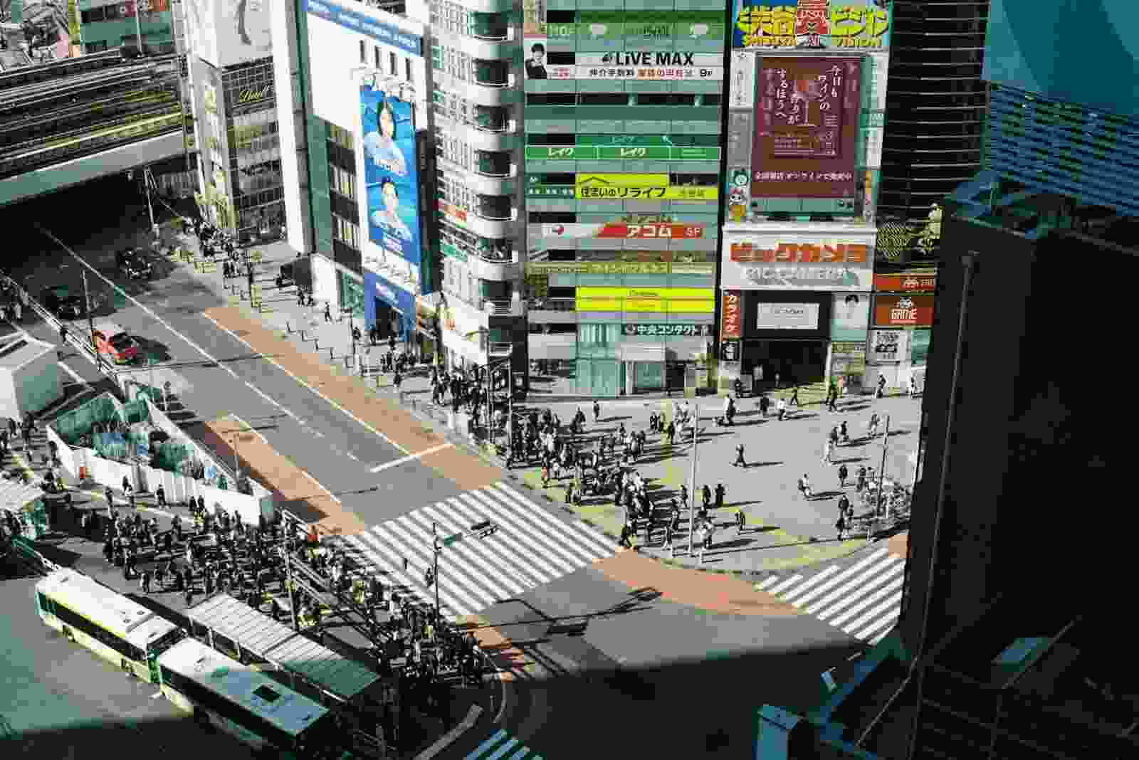 FEATURED_o-of-aerial-view-of-a-busy-tokyo-intersection