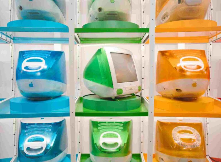 FEATURED_o-of-colorful-retro-imac-g3-computers-on-dis