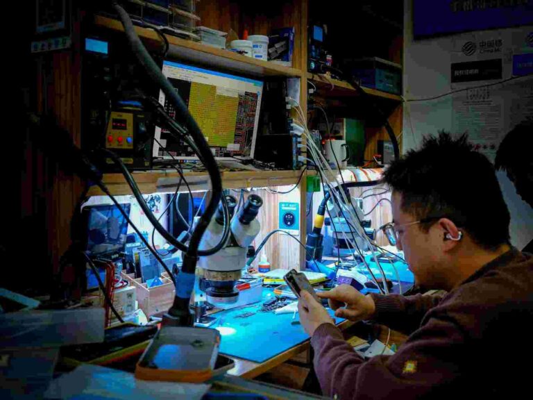 FEATURED_o-of-electronic-technician-repairing-circuit-board
