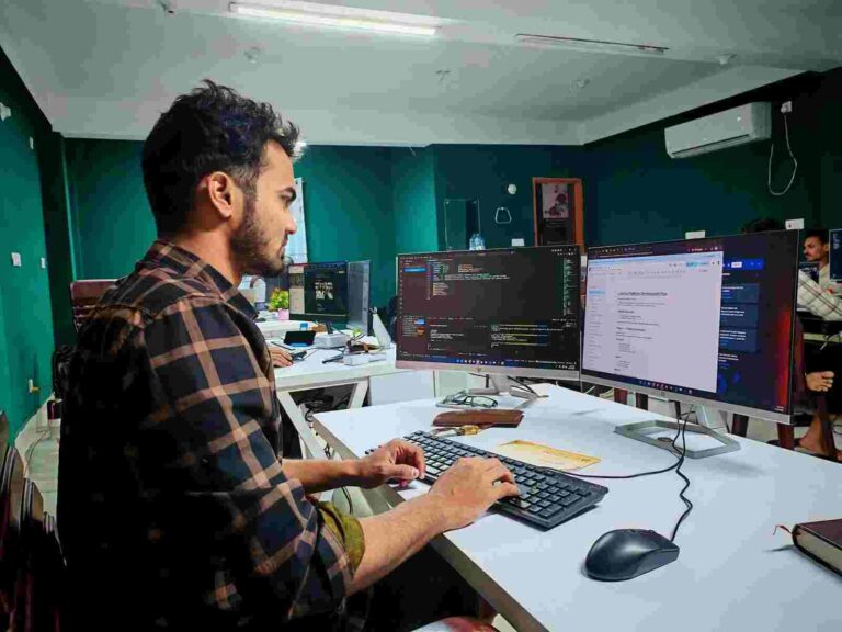 FEATURED_o-of-focused-developer-at-dual-monitor-setup
