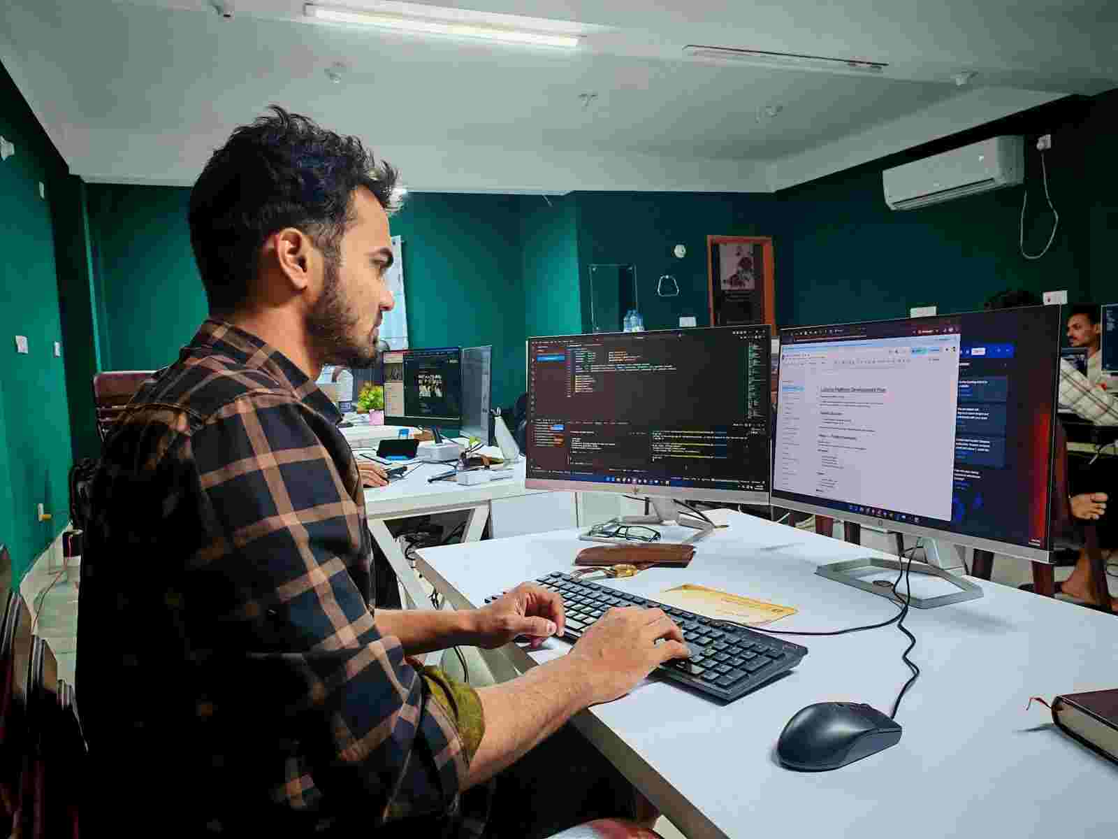 FEATURED_o-of-focused-developer-at-dual-monitor-setup