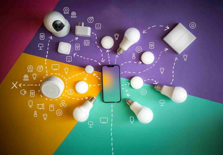 FEATURED_o-of-light-bulbs-surrounding-smartphone