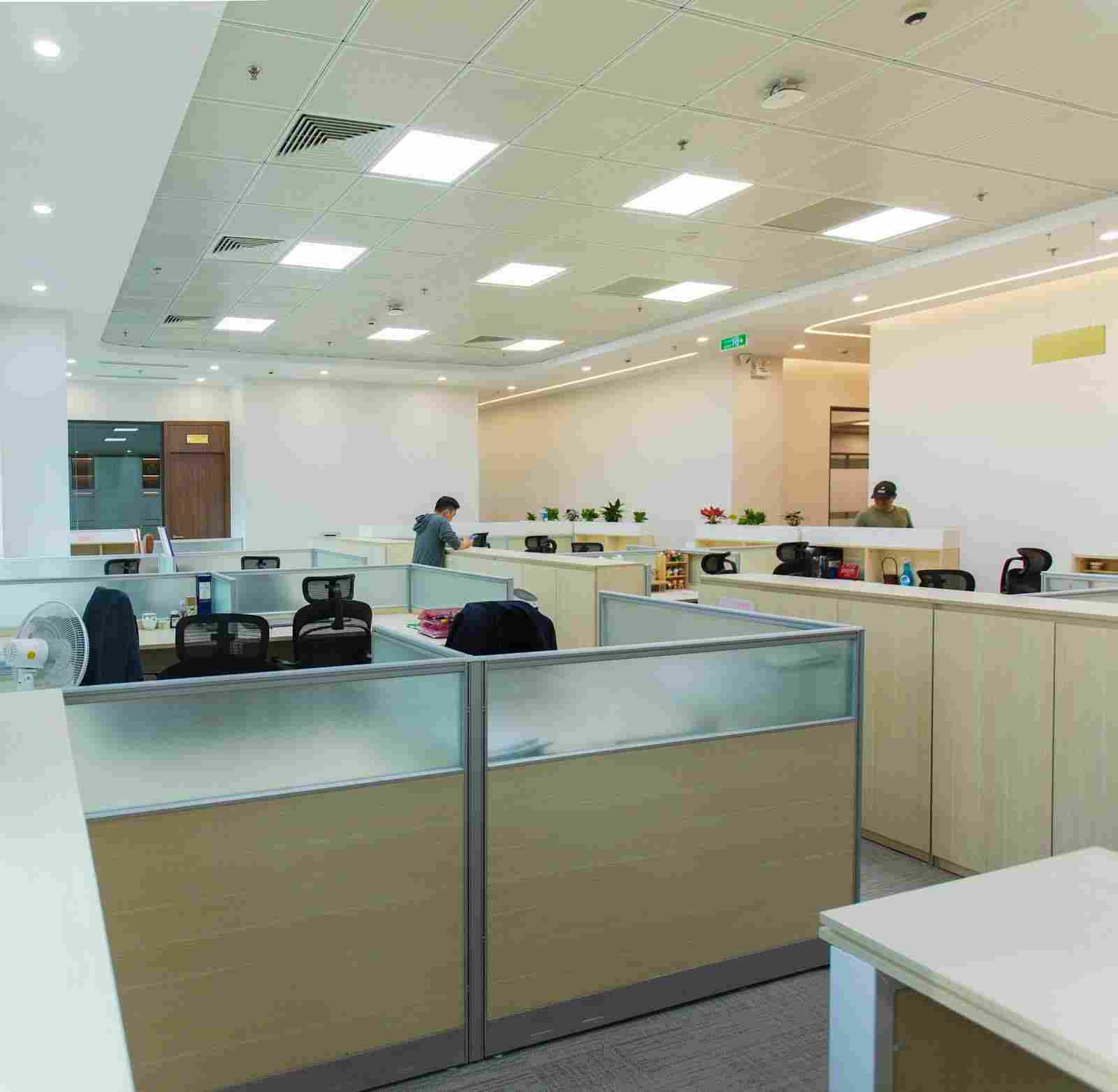 FEATURED_o-of-modern-open-office-workspace-with-cubi