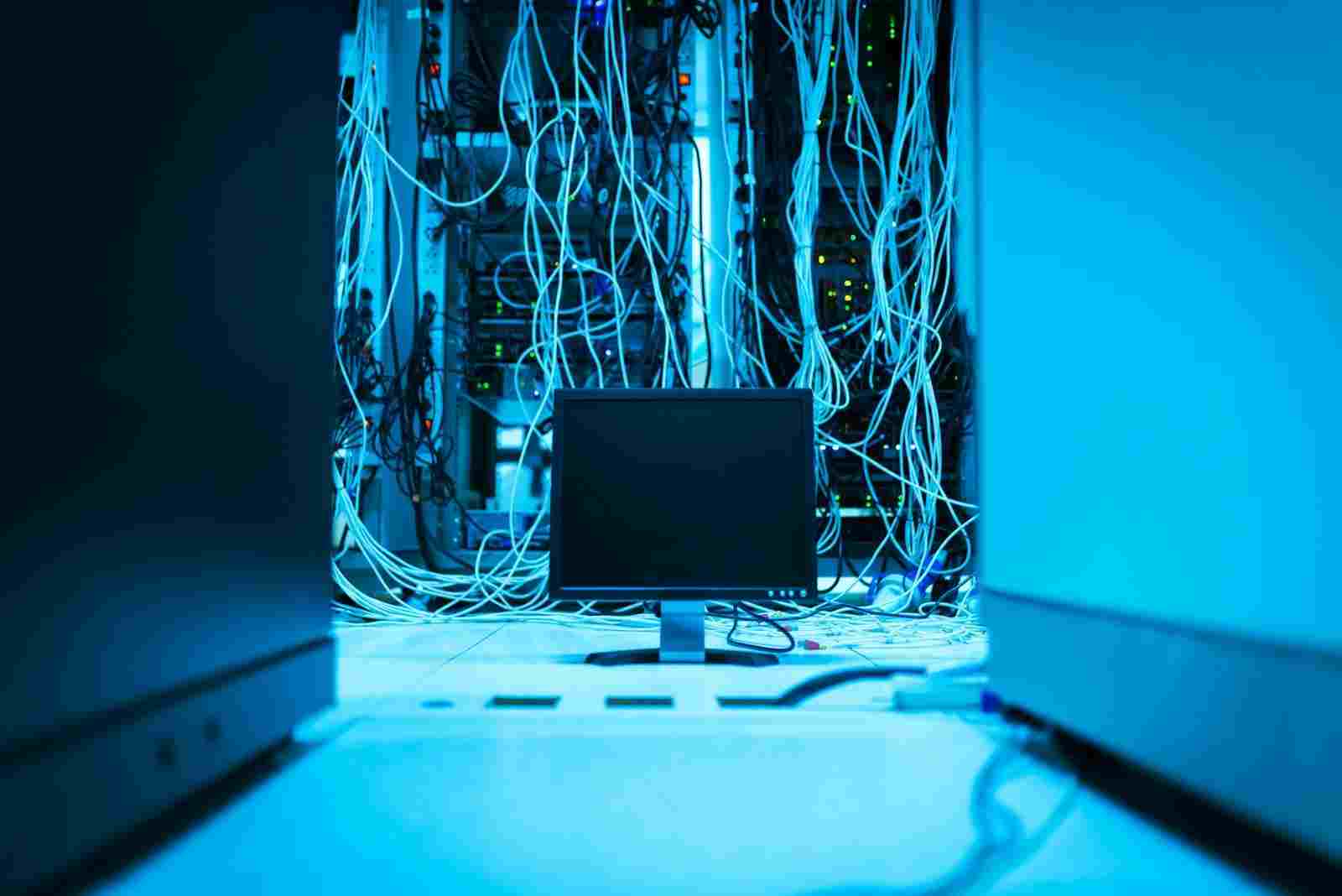 FEATURED_o-of-monitor-and-wires-behind