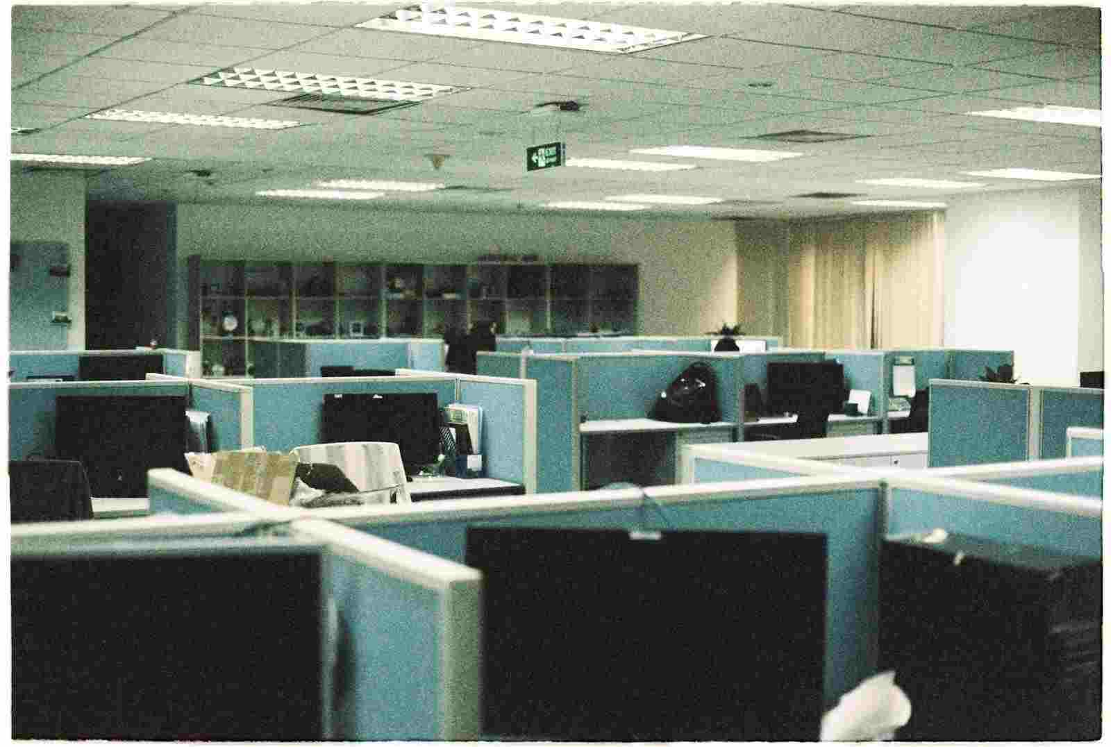 FEATURED_o-of-monitors-on-desks-in-office