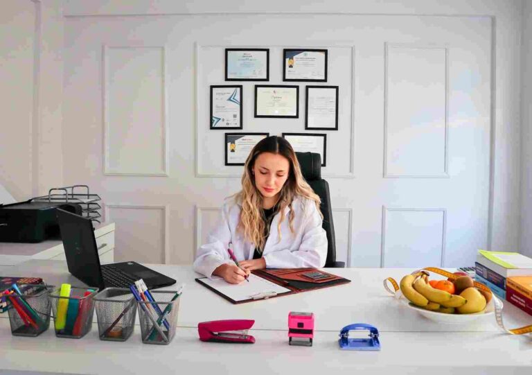 FEATURED_o-of-nutritionist-sitting-in-office