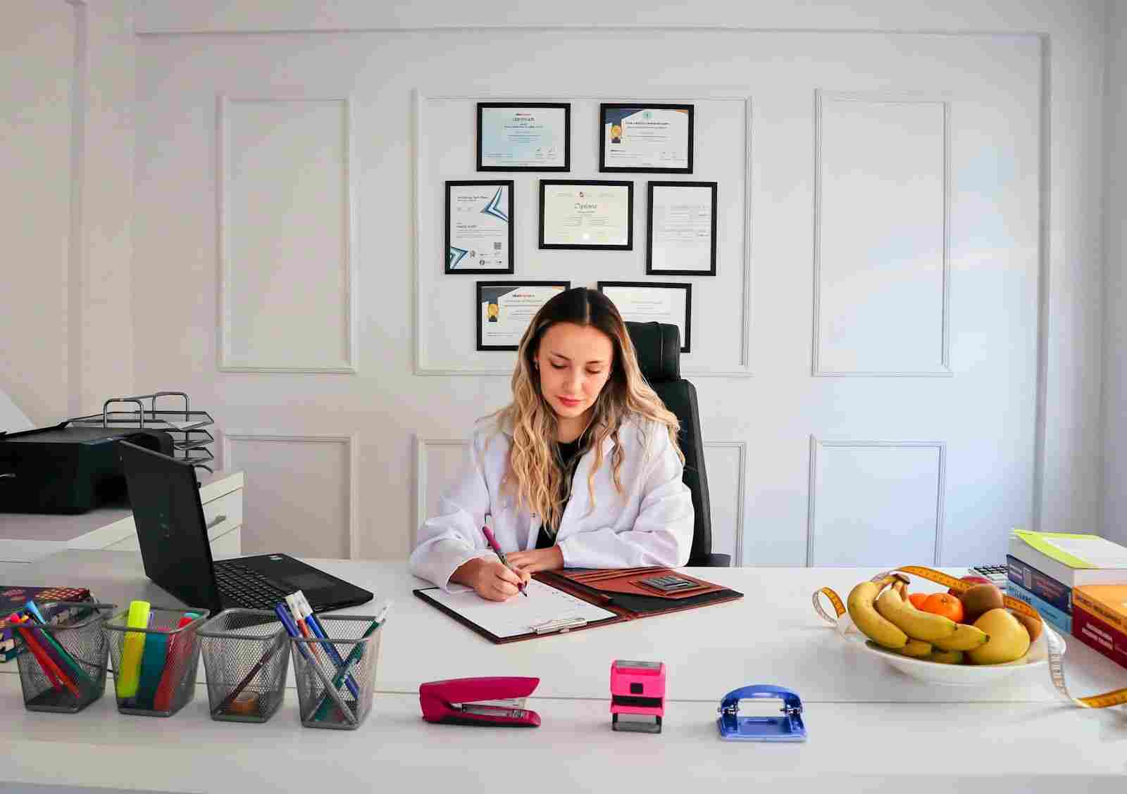 FEATURED_o-of-nutritionist-sitting-in-office