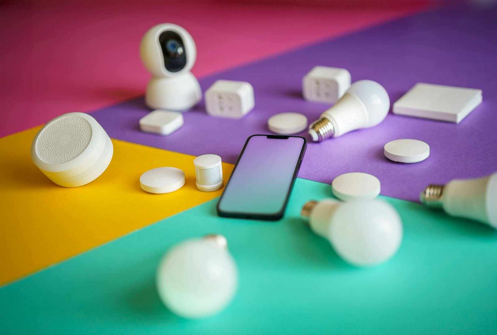 FEATURED_o-of-smart-home-devices-smartphone-screen-mo