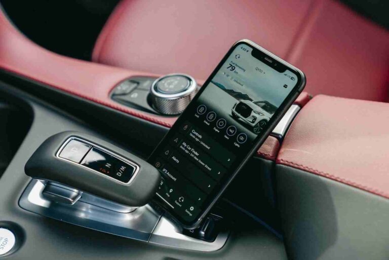 FEATURED_o-of-smartphone-with-car-control-app-in-luxury