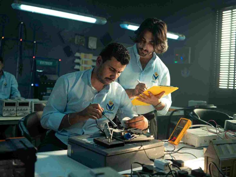 FEATURED_o-of-technicians-working-in-electronics-lab-in-bag