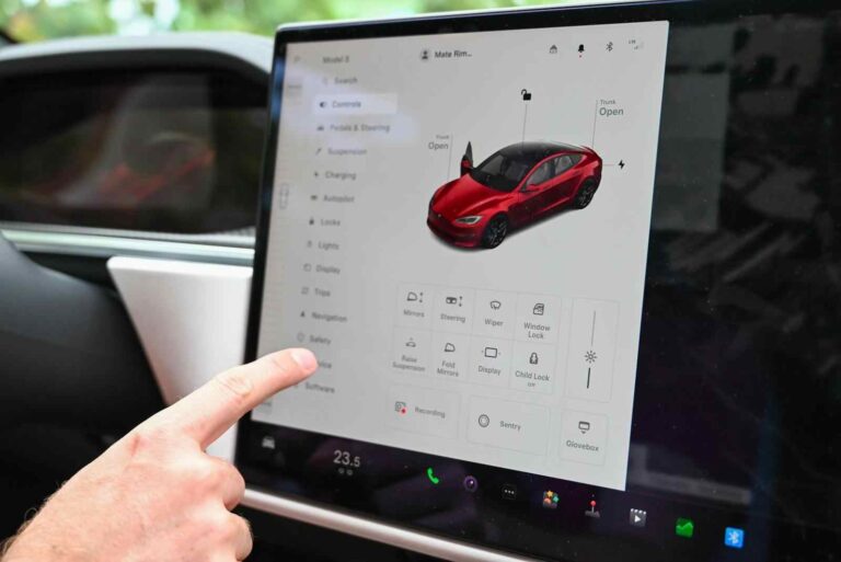 FEATURED_o-of-touchscreen-in-car