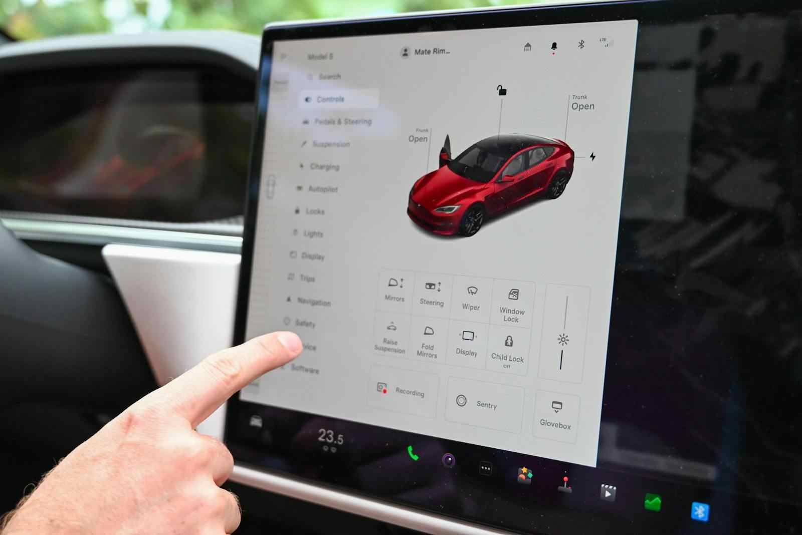 FEATURED_o-of-touchscreen-in-car