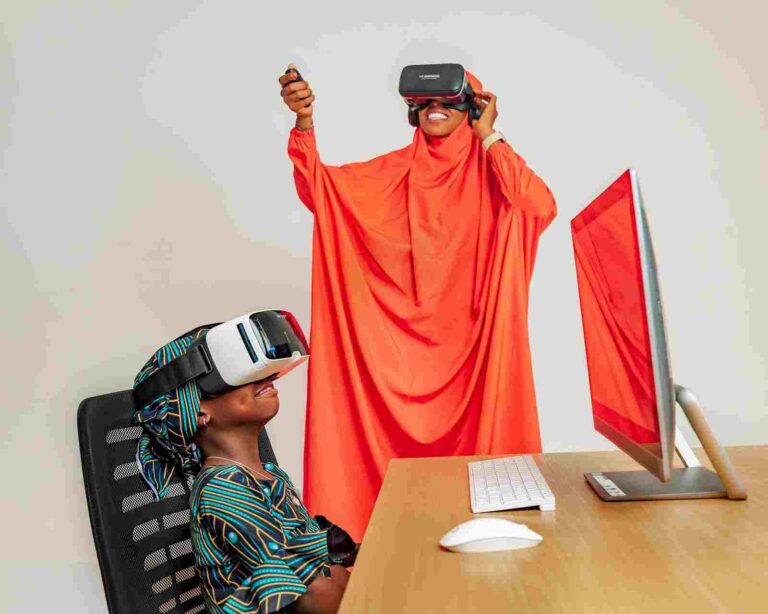 FEATURED_o-of-women-in-traditional-costumes-wearing-vr-
